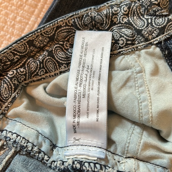 Women's R.E.A.L. Ariat denim jeans. Mid-rise straight, size 32R. Washed,not worn - Picture 11 of 15